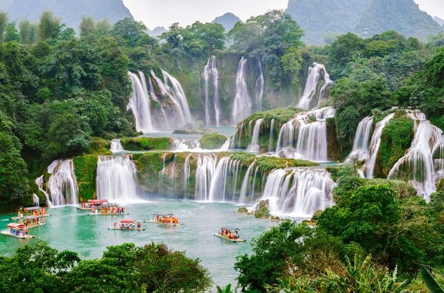 The famous Vietnamese attractions described on Vietnam currency